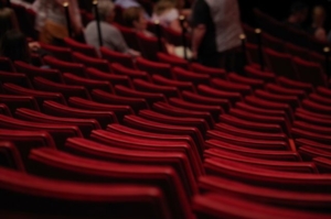 Stühle in einem Theater